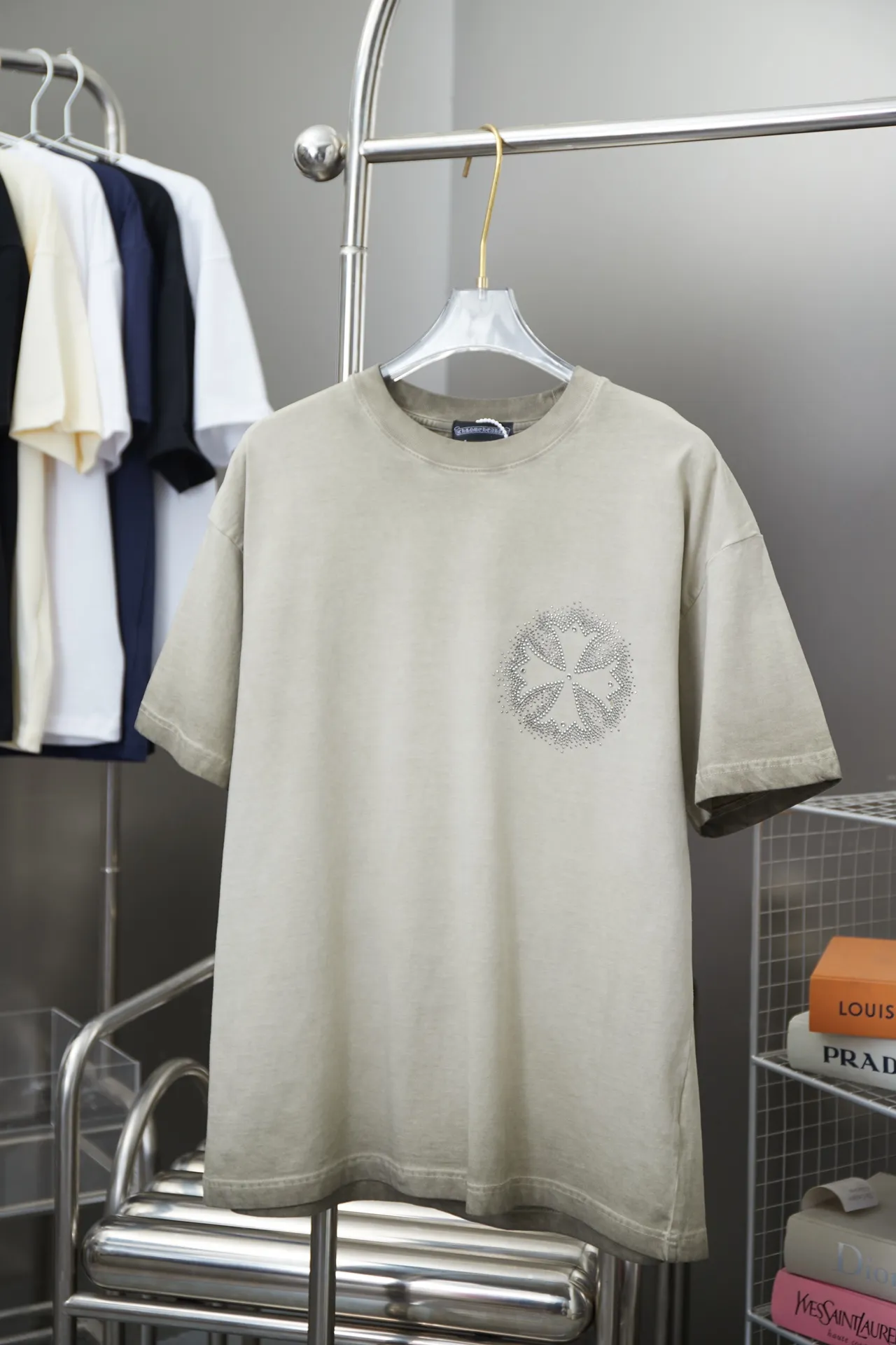 🅿️220 Chrome Hearte 25SS early spring new model, hot diamond short sleeves, light luxury, a must-have item for daily commuting for men and women, correct version, welcome to compare, detailed features · 280 grams of 100% pure cotton double yarn jersey fabric · Special thickened 32 pieces of double-strand 1X1 thread in the same vat · Imported Australian matte pearlescent diamonds. Ready-made garments are dyed and then faded and fried with snowflakes. Then wash to make it look old. General washing improves the effect · Double-needle stitching across seams · Original main mark, washed tag, branded moisture-proof paper packaging Color: black/apricot/grey/military green Size: S/M/L/XL